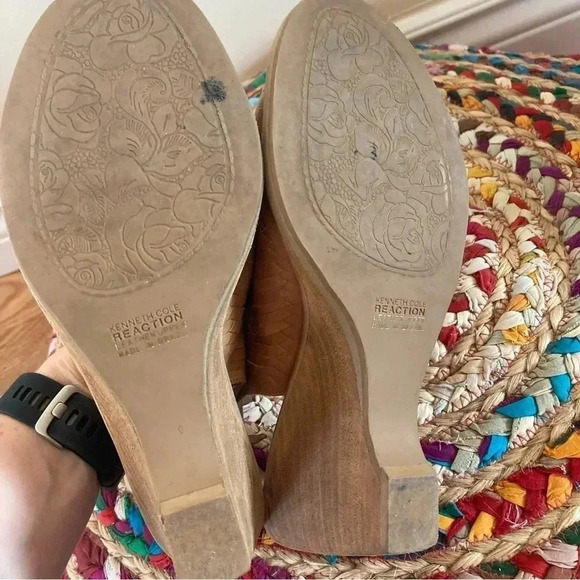 Kenneth Cole  Reaction tan leather wedges - Picture 3 of 5